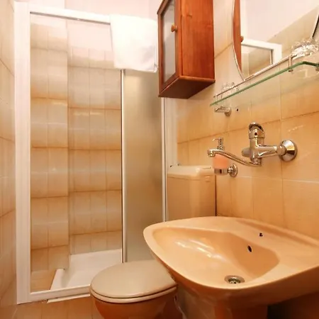 Gostinjska kuća Apartments And Rooms By The Sea Racisce, Korcula - 4341 3*